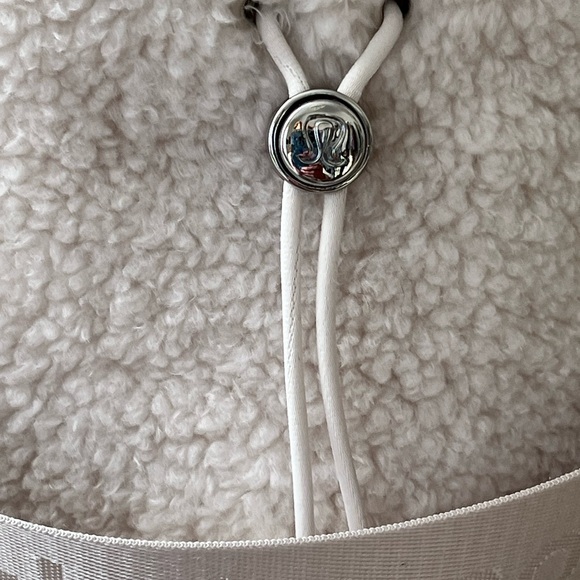 Lululemon Sherpa Crossbody Cream bucket Bag
NWOT - Picture 6 of 8